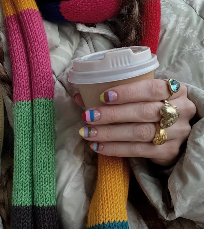 những mẫu nail kẻ sọc