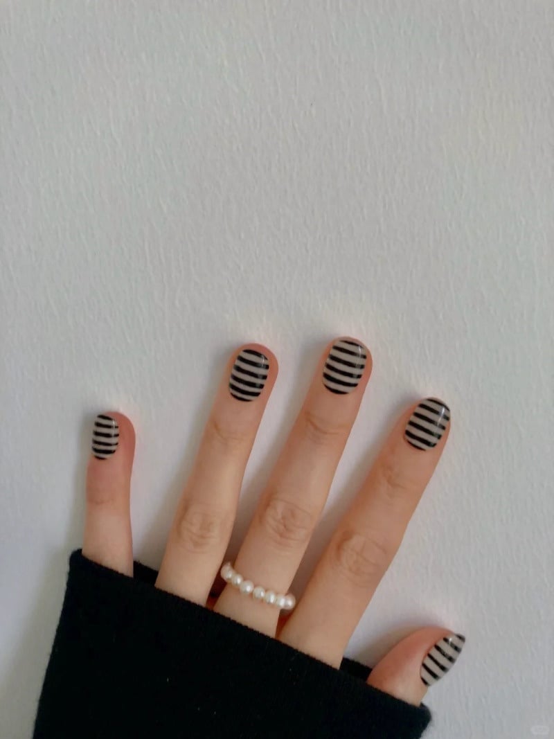 những mẫu nail kẻ sọc