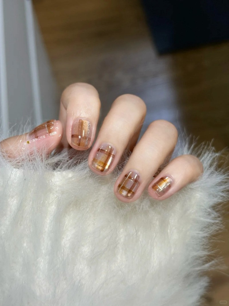 những mẫu nail kẻ sọc