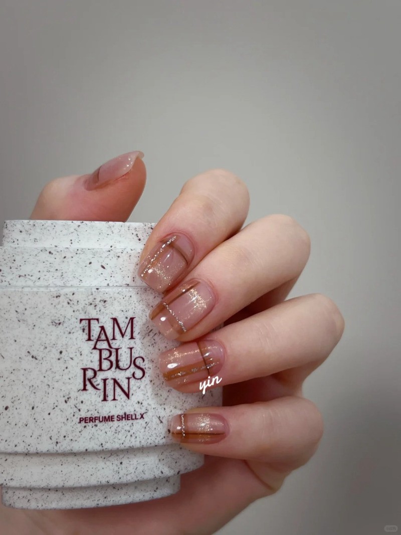 những mẫu nail kẻ sọc