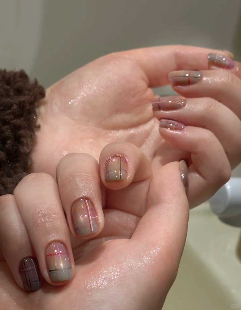 những mẫu nail kẻ sọc