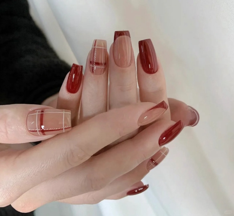 những mẫu nail kẻ sọc