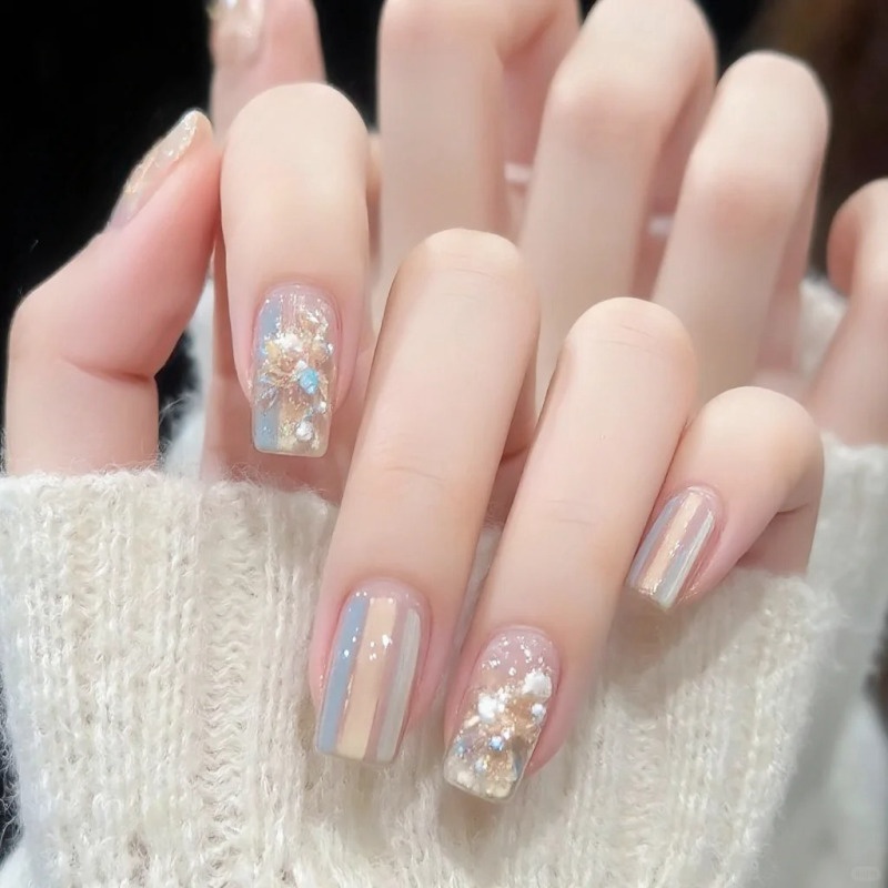 những mẫu nail kẻ sọc