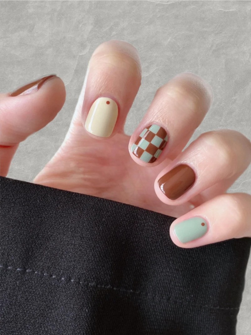 những mẫu nail kẻ sọc