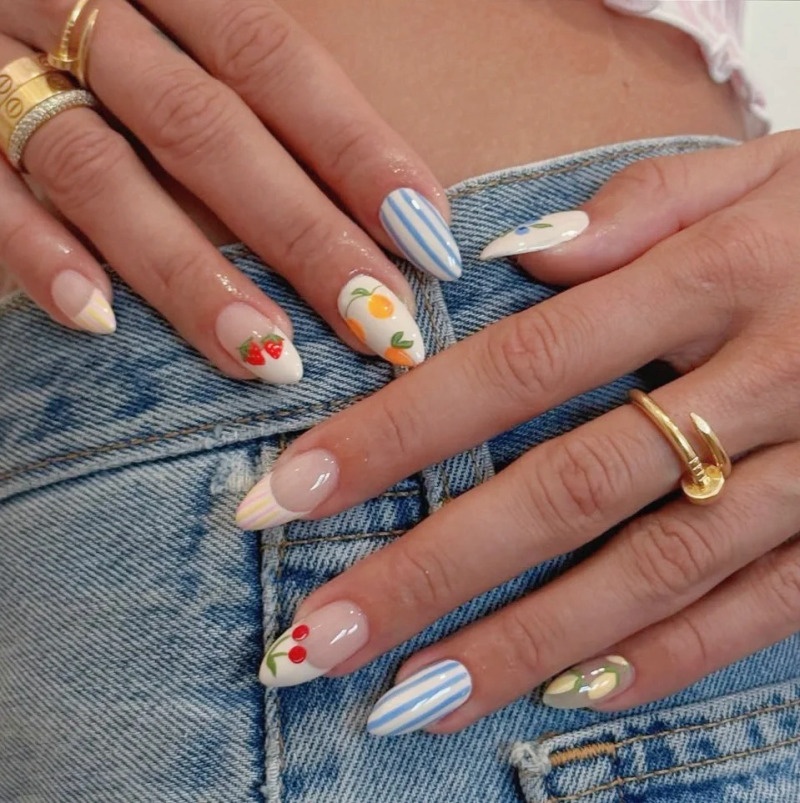 những mẫu nail kẻ sọc