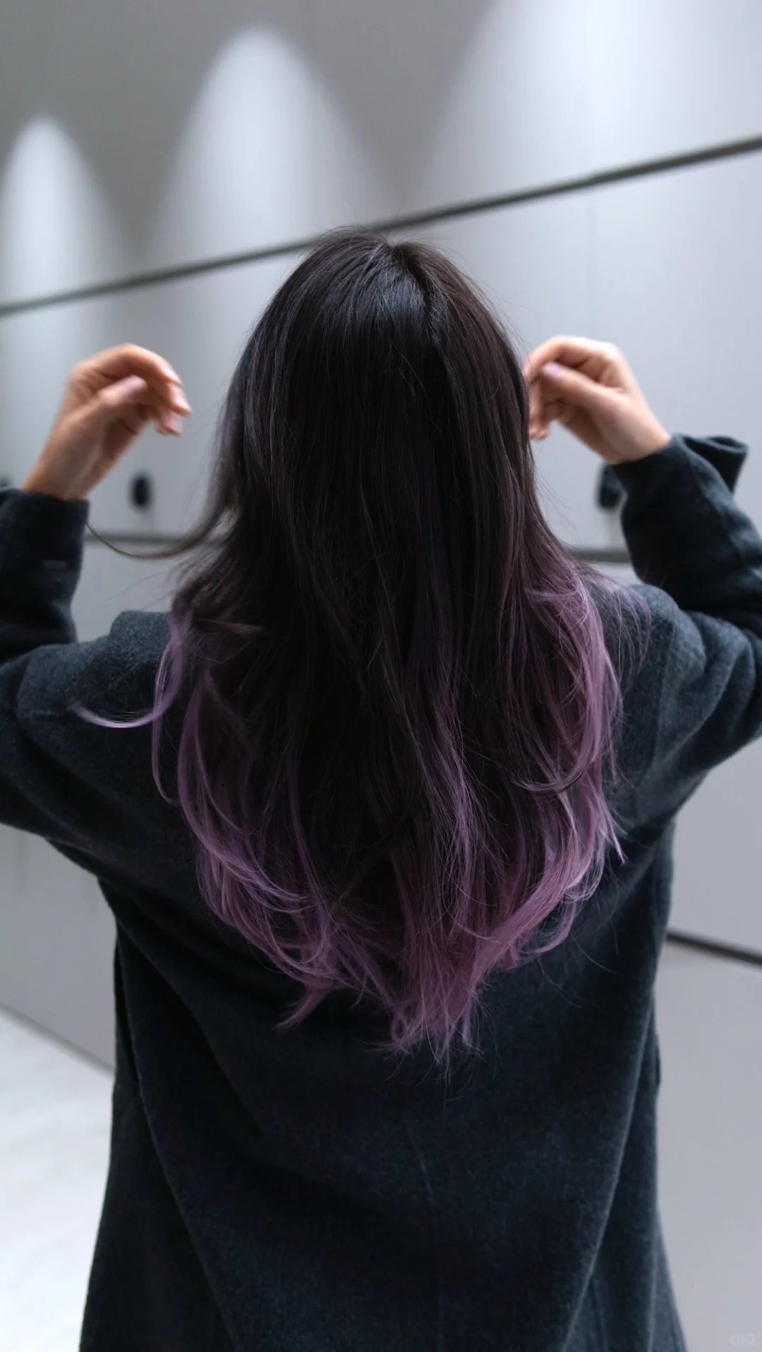 Kiểu tóc xoăn sóng nhuộm nhúng màu tím khói