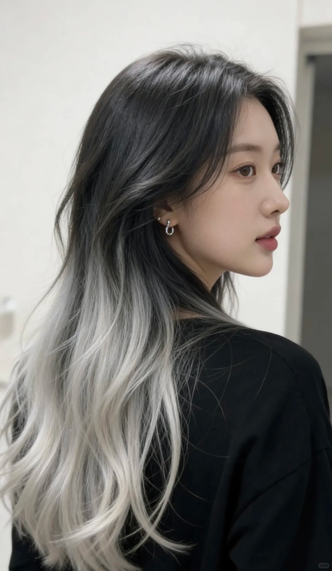 Kiểu tóc dài uốn đuôi nhuộm nhúng màu bạc ánh khói