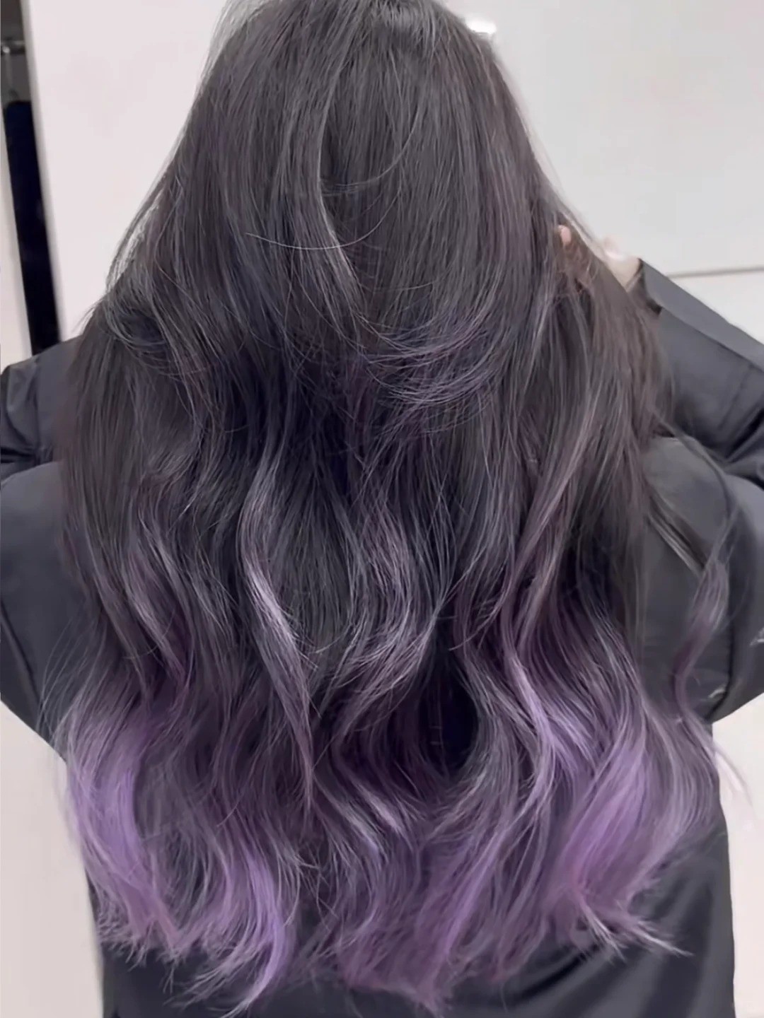 Kiểu tóc xoăn lọn lớn nhuộm nhúng màu tím than