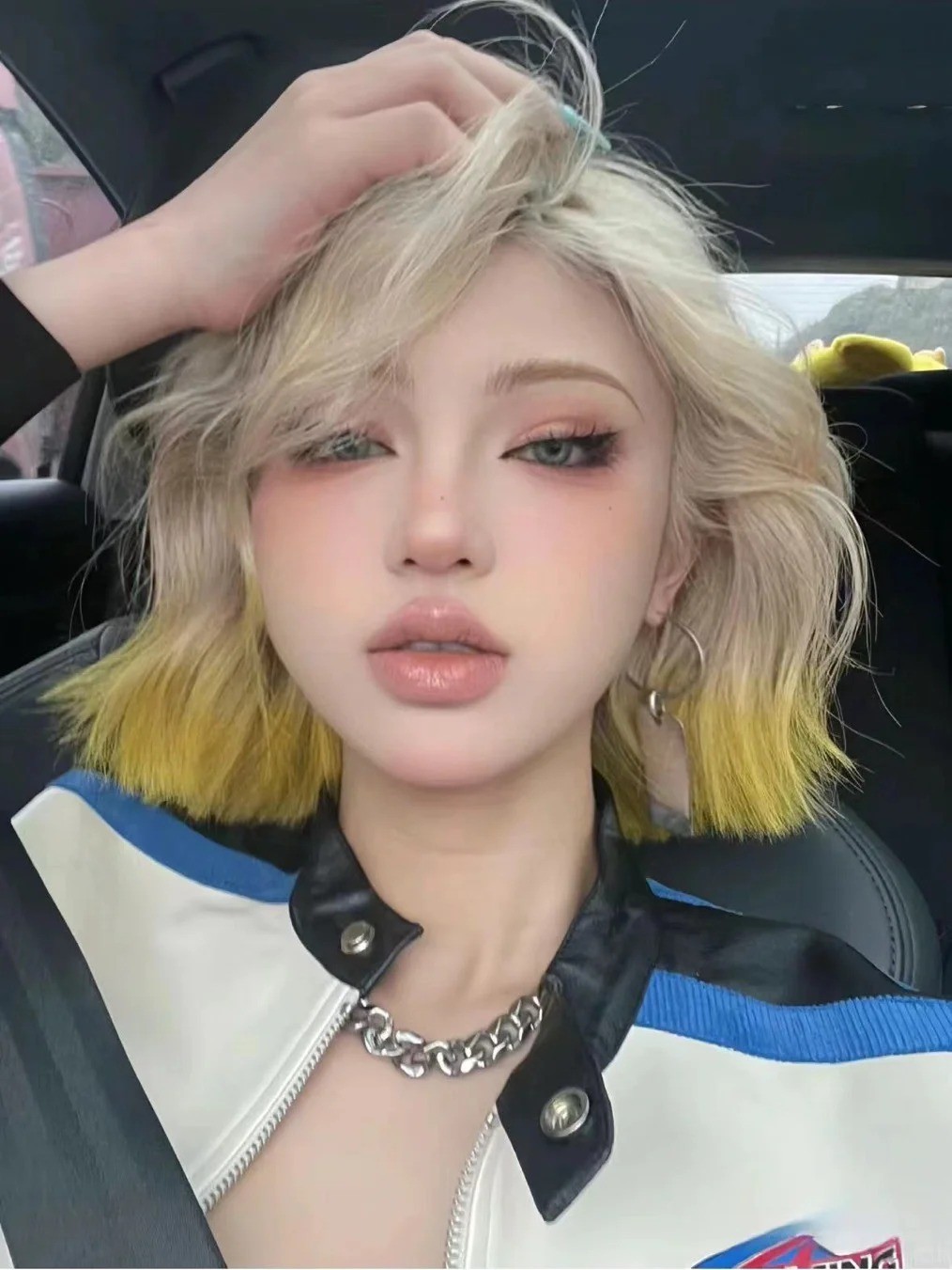 Kiểu tóc ngắn uốn vểnh nhuộm nhúng màu vàng nắng