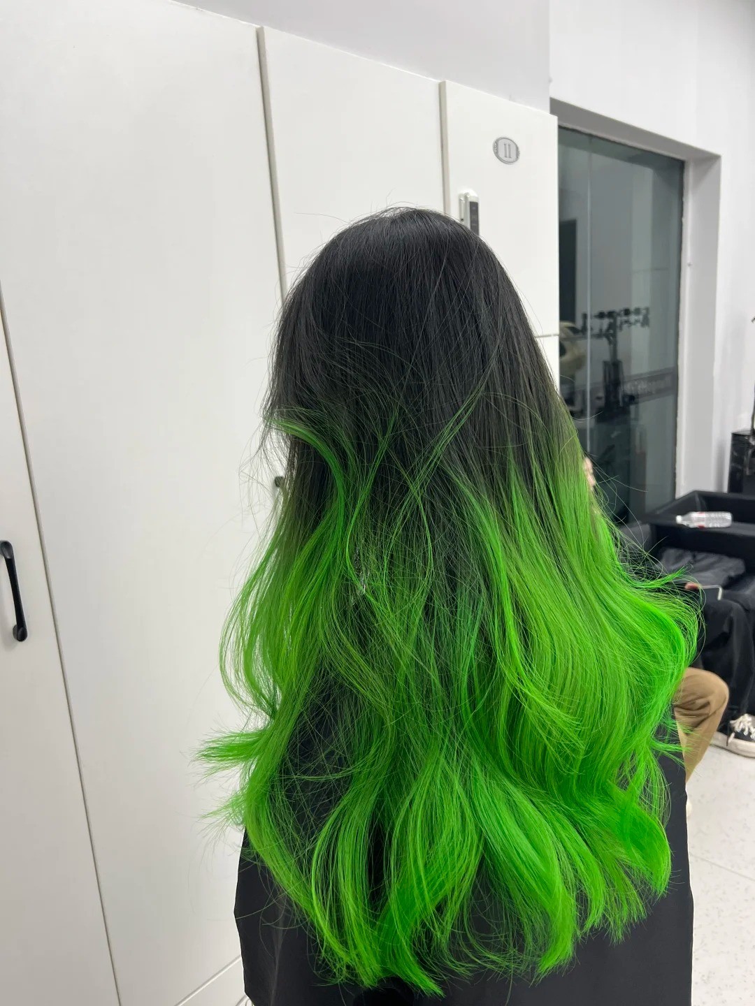 Kiểu tóc xoăn dài nhuộm nhúng màu xanh neon