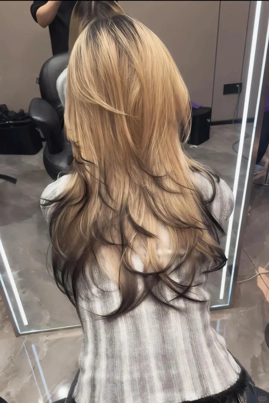 Kiểu tóc Layer dài nhuộm nhúng màu đen đuôi