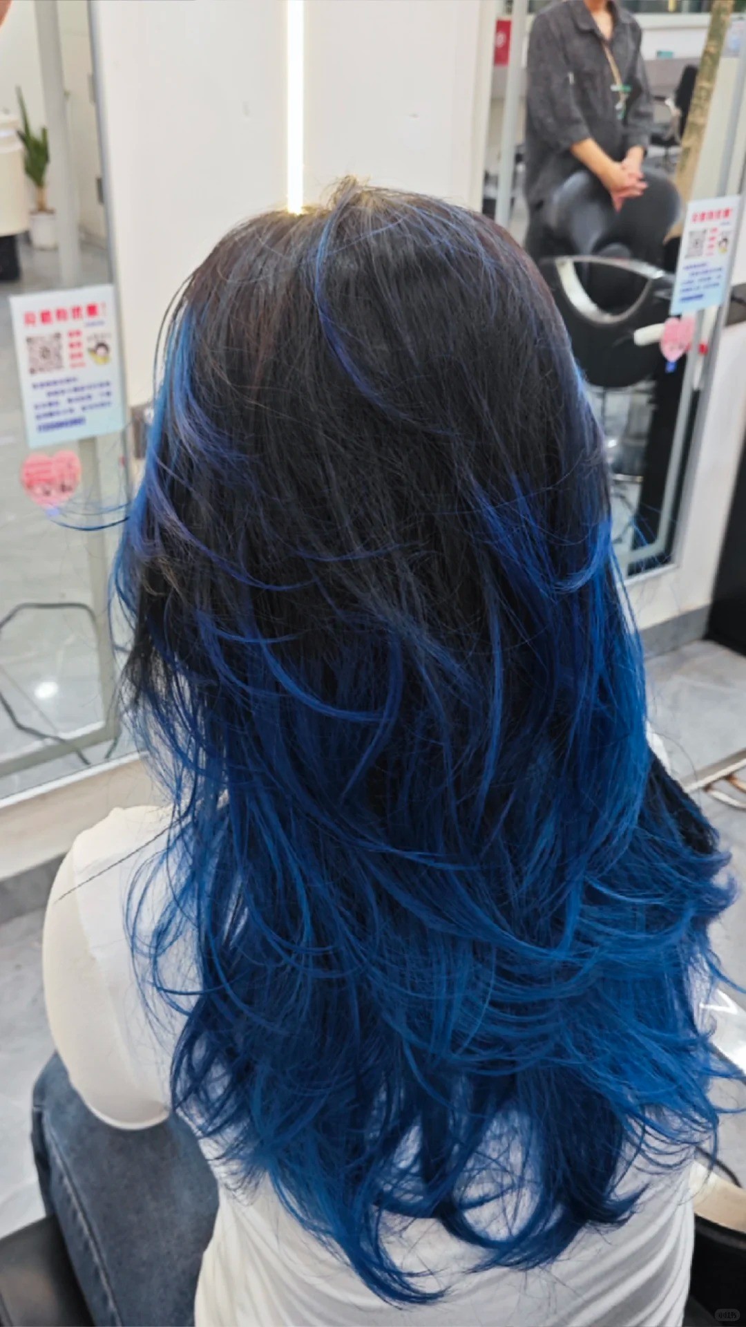 Kiểu tóc Layer dài nhuộm nhúng màu đen đuôi