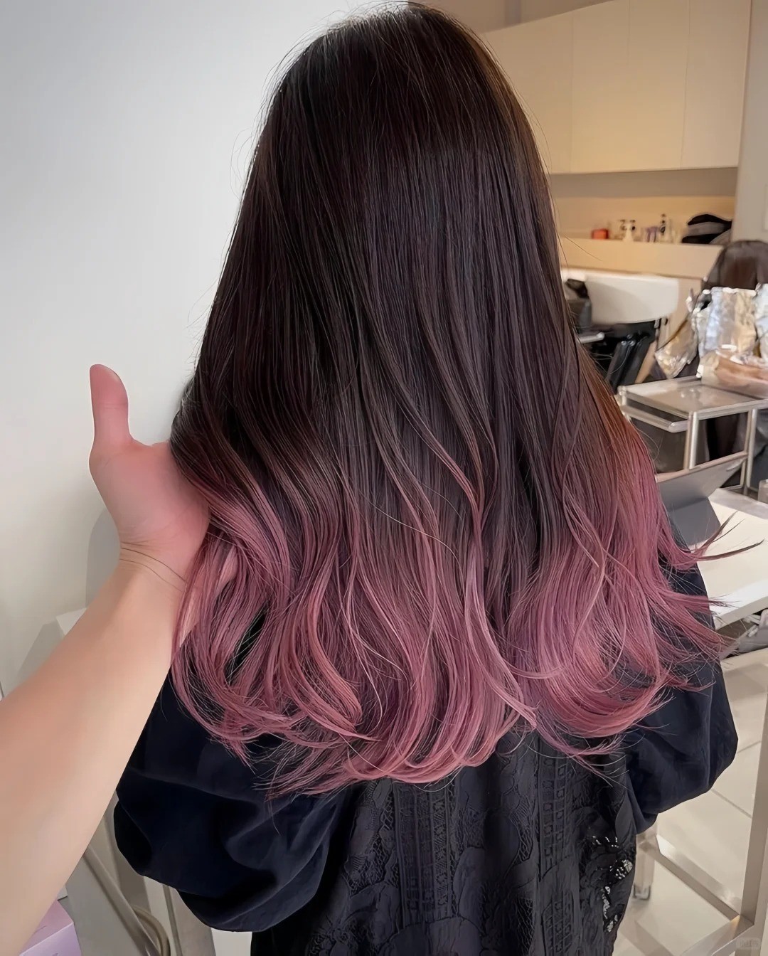 Kiểu tóc xoăn sóng nhuộm nhúng màu hồng tím