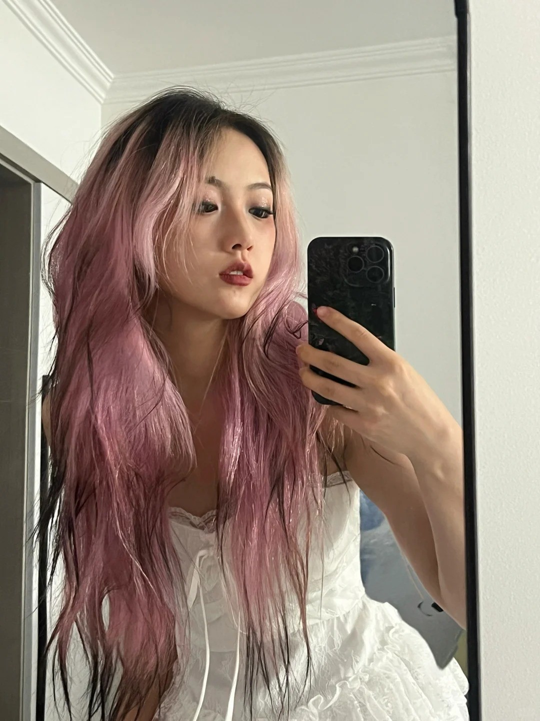 Kiểu tóc dài uốn nhẹ nhuộm nhúng màu đen khói