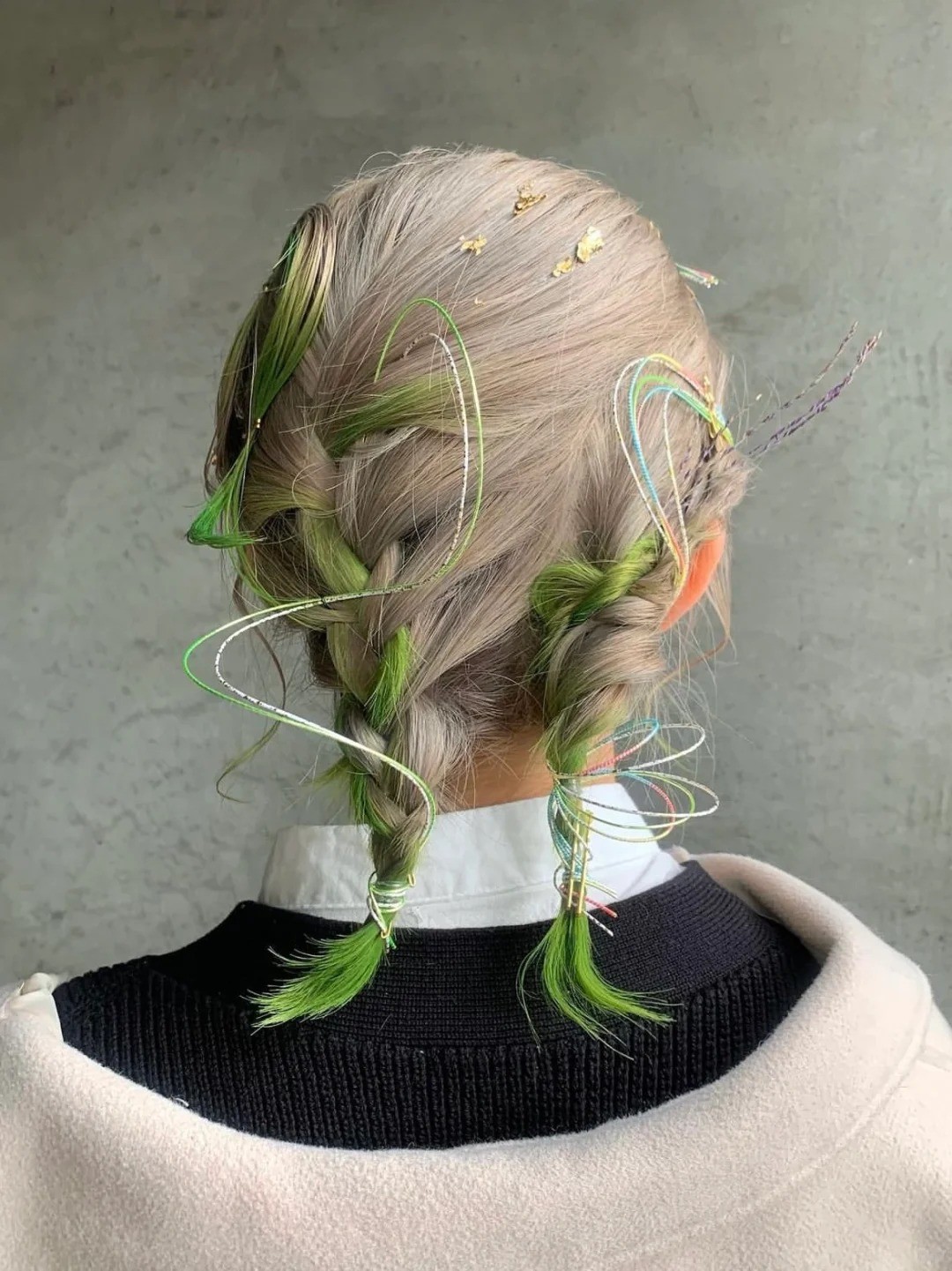 Kiểu tóc tết hai bên nhuộm nhúng màu xanh neon