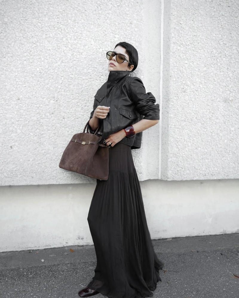 12. Huyền bí với chân váy maxi xếp ly và áo da