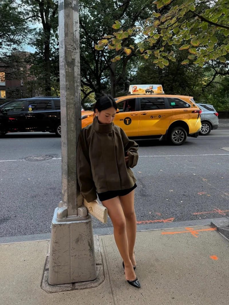 6. Trẻ trung khi kết hợp áo khoác dạ nỉ và quần short