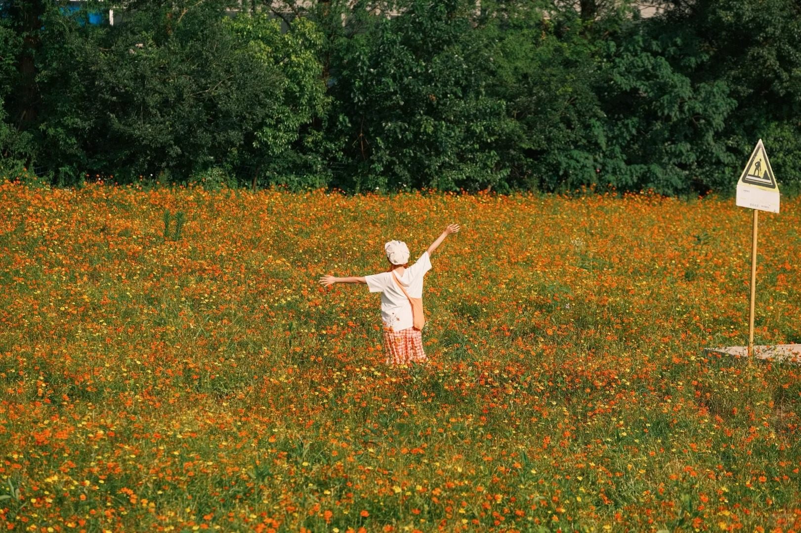 1. Tư thế dang rộng tay đón cả đất trời