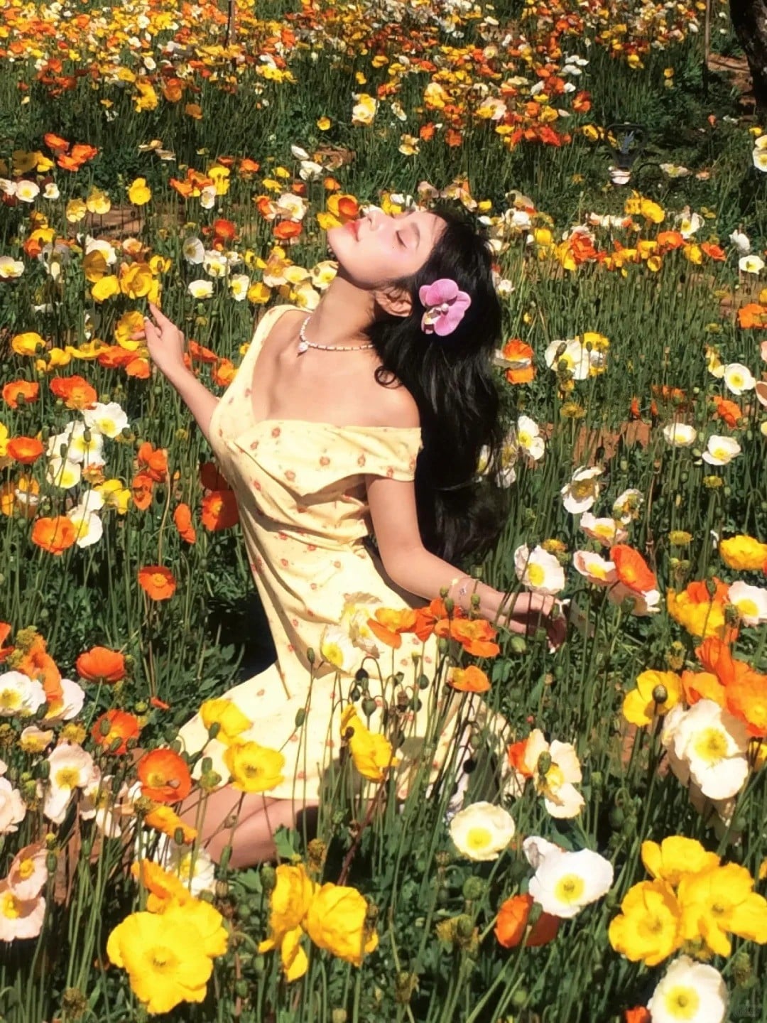 2. Tư thế quỳ gối, ngửa mặt đón nắng