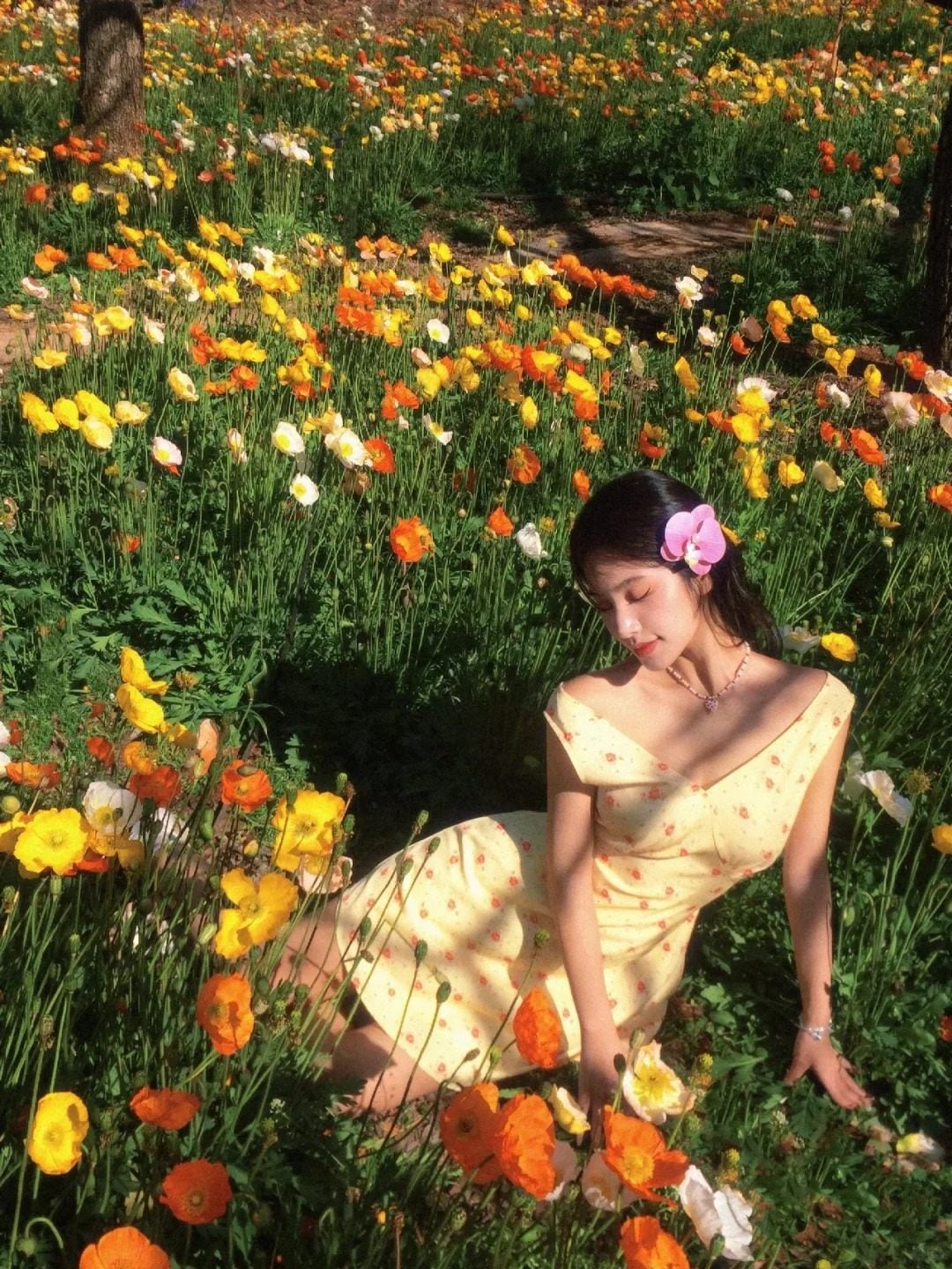 3. Tư thế ngồi nghiêng, dịu dàng nhìn xuống