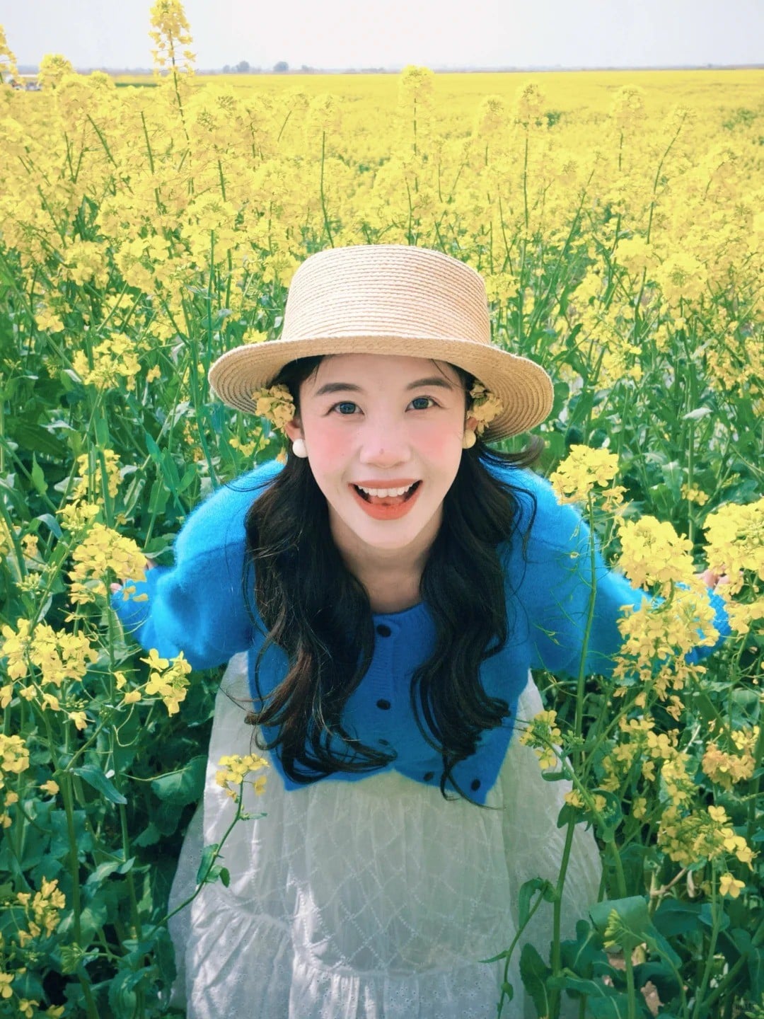 6. Tư thế cúi người về phía trước, cười rạng rỡ