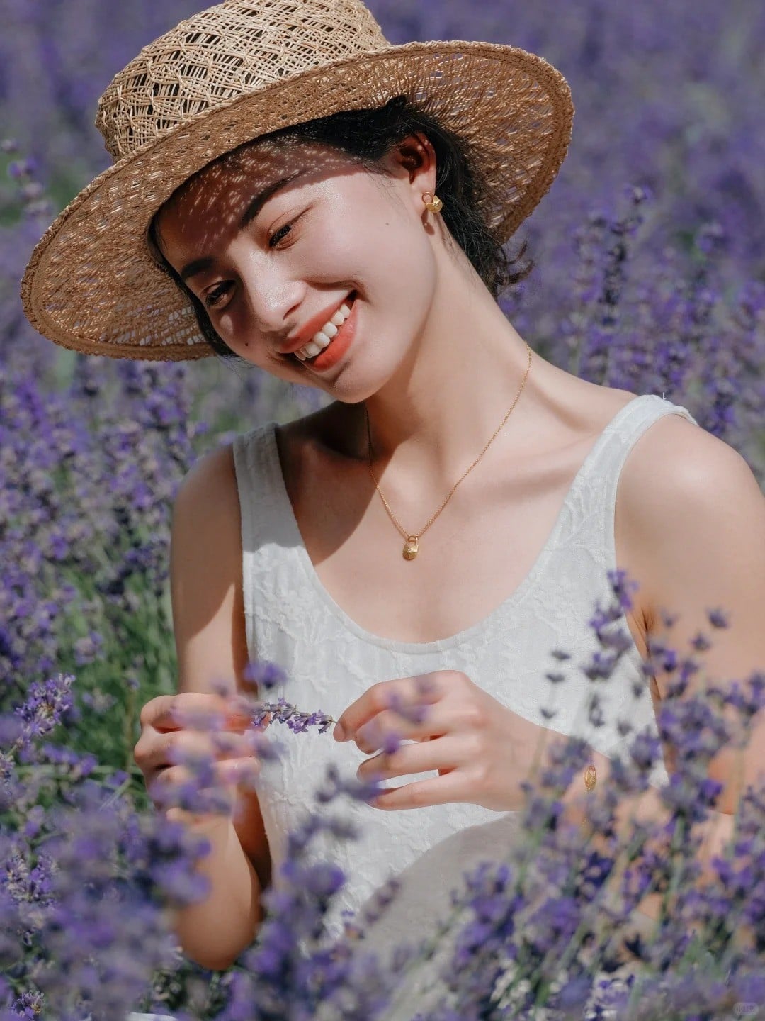 7. Tư thế tương tác với hoa, chụp cận cảnh nụ cười