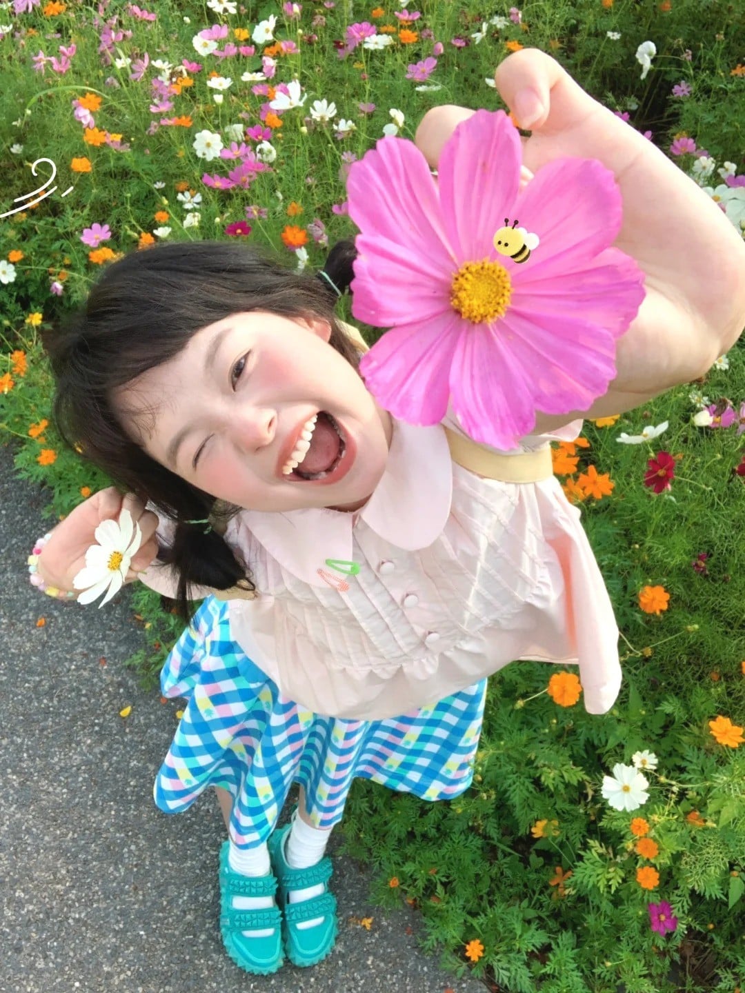 8. Tư thế giơ hoa về phía ống kính, góc chụp từ trên xuống