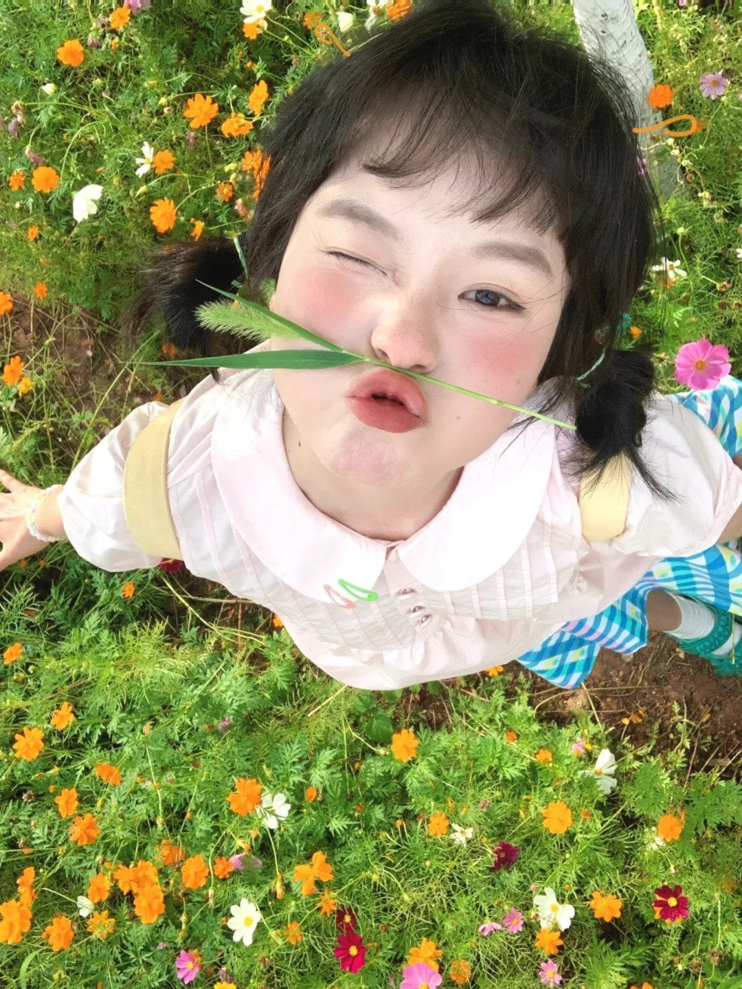 9. Tư thế tạo dáng tinh nghịch với cọng cỏ