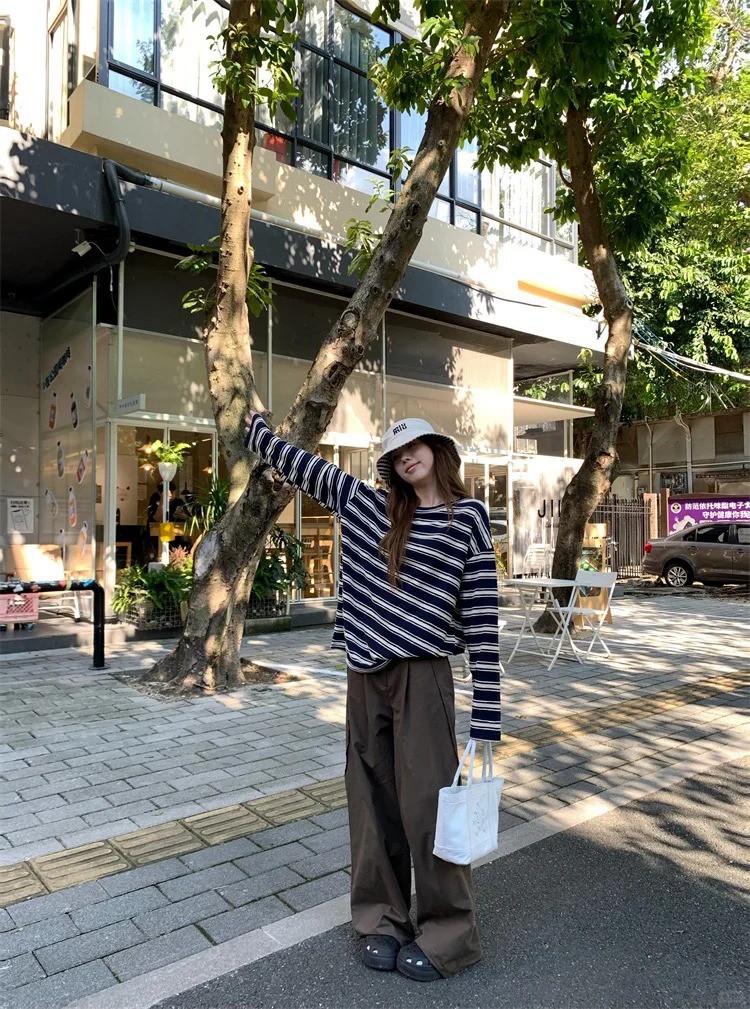 phối đồ với áo thun dài tay kẻ ngang