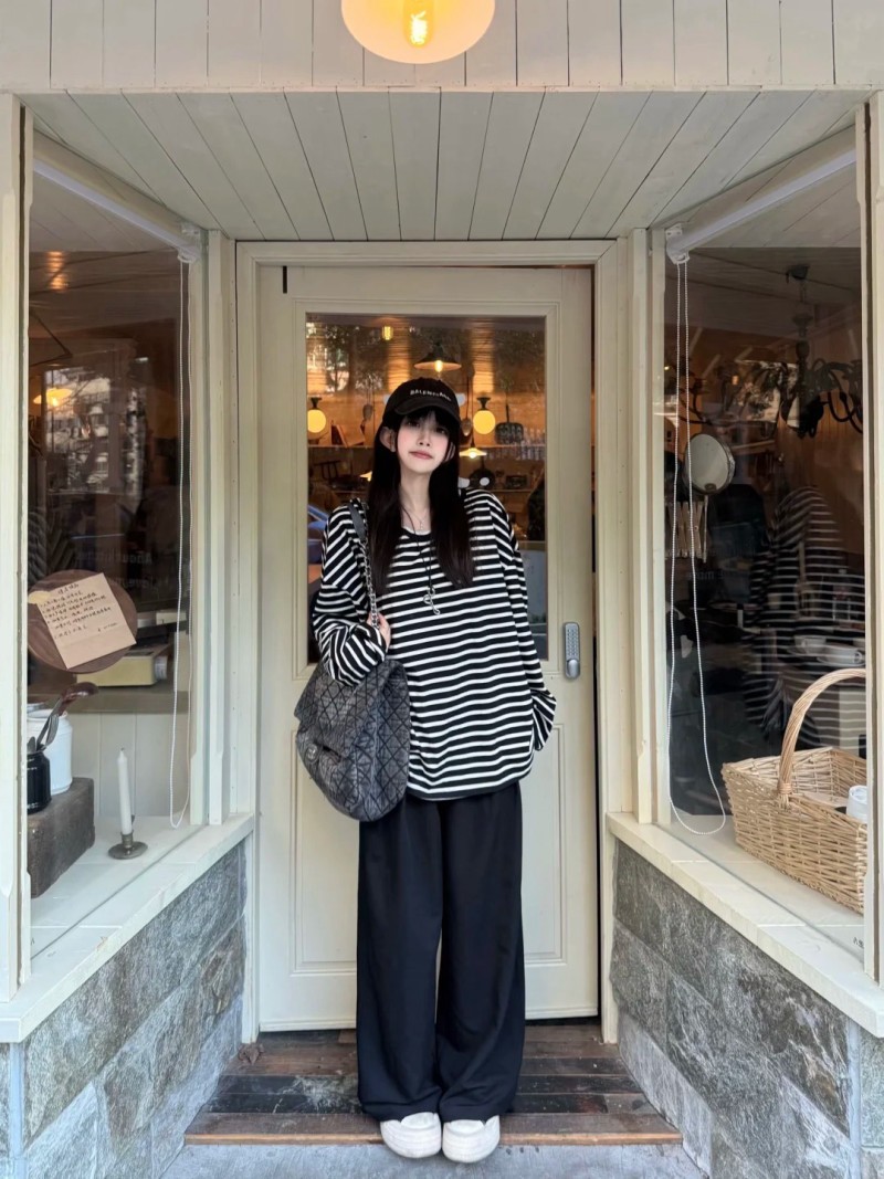 phối đồ với áo thun dài tay kẻ ngang