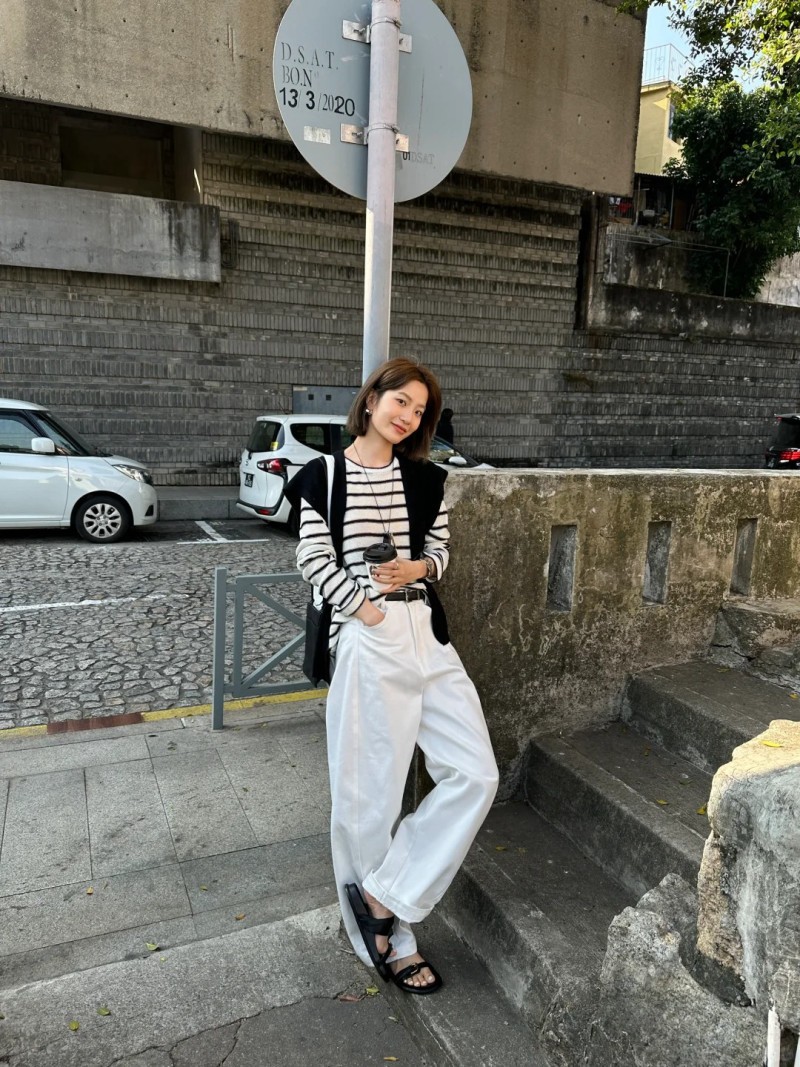 phối đồ với áo thun dài tay kẻ ngang