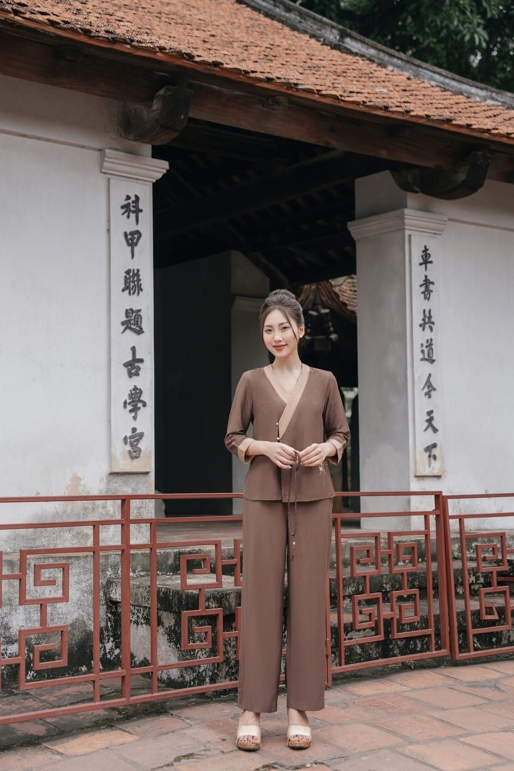 Set Pháp Phục Cổ V Phối Viền Màu Nâu Đất