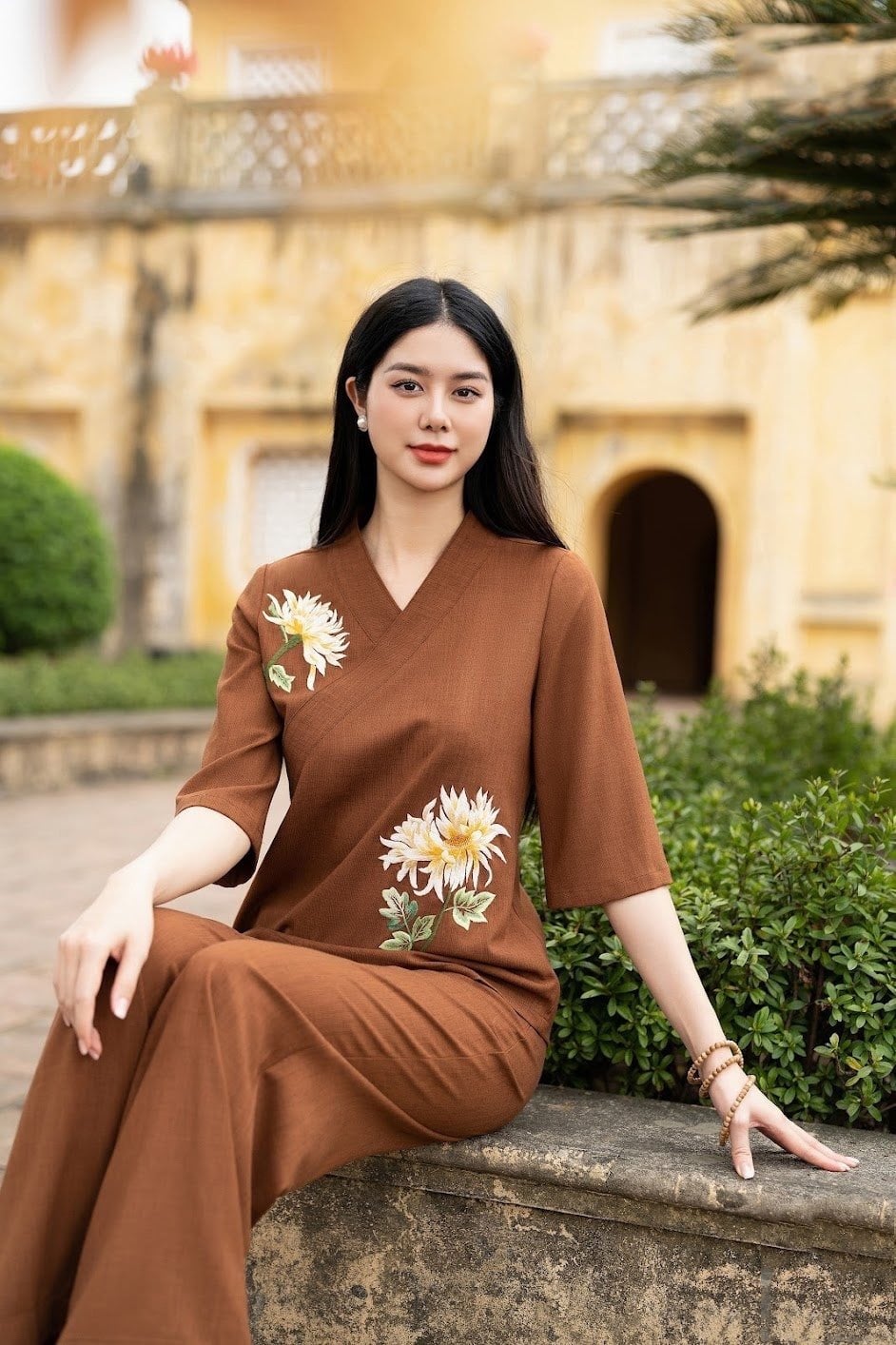 Bộ Pháp Phục Vạt Chéo Thêu Hoa Cúc Màu Nâu