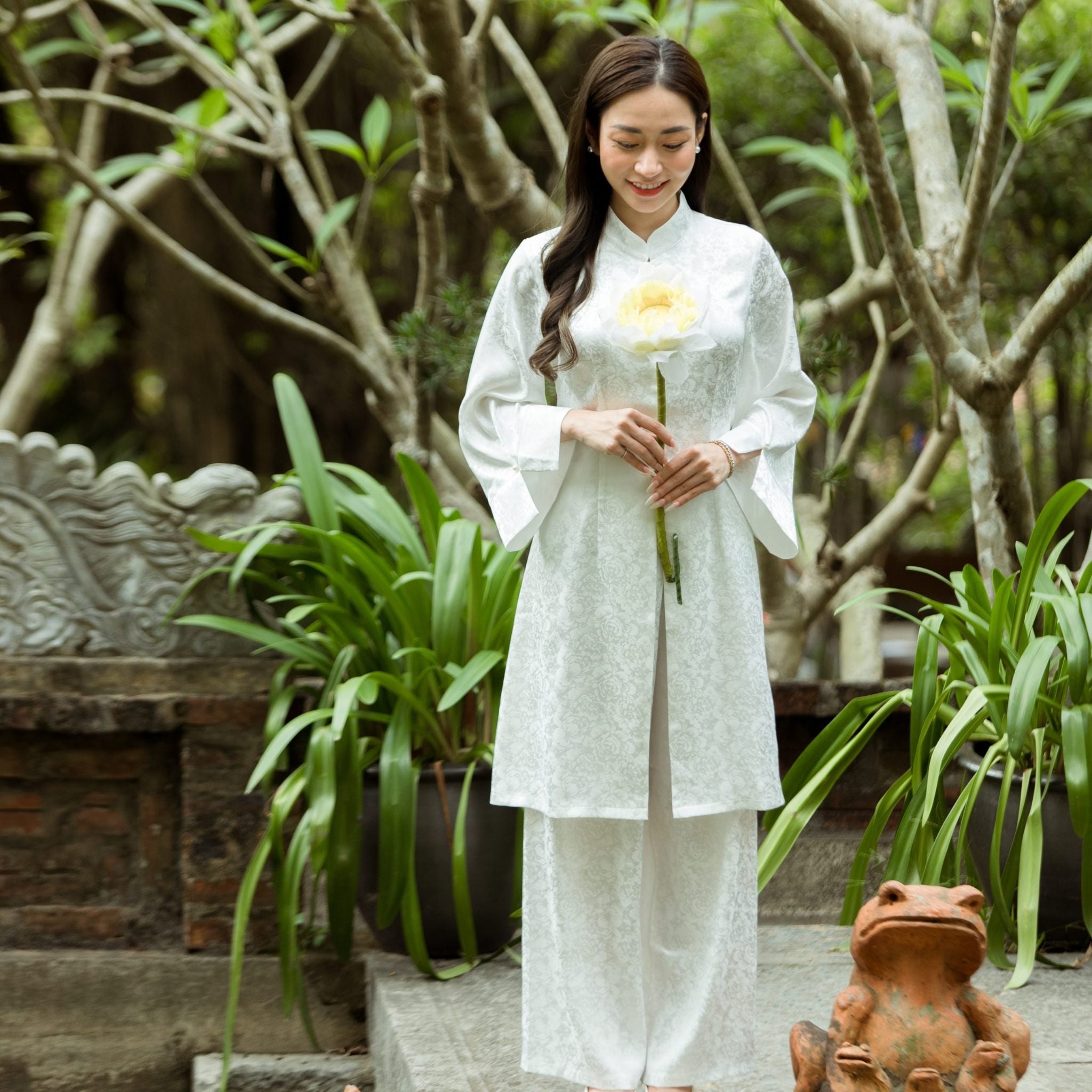 Set Áo Dài Cách Tân Gấm Trắng Tay Loe