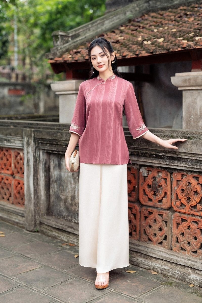 Bộ Đồ Lam Cách Tân Màu Đỏ Đô Thêu Hoa Tay Áo