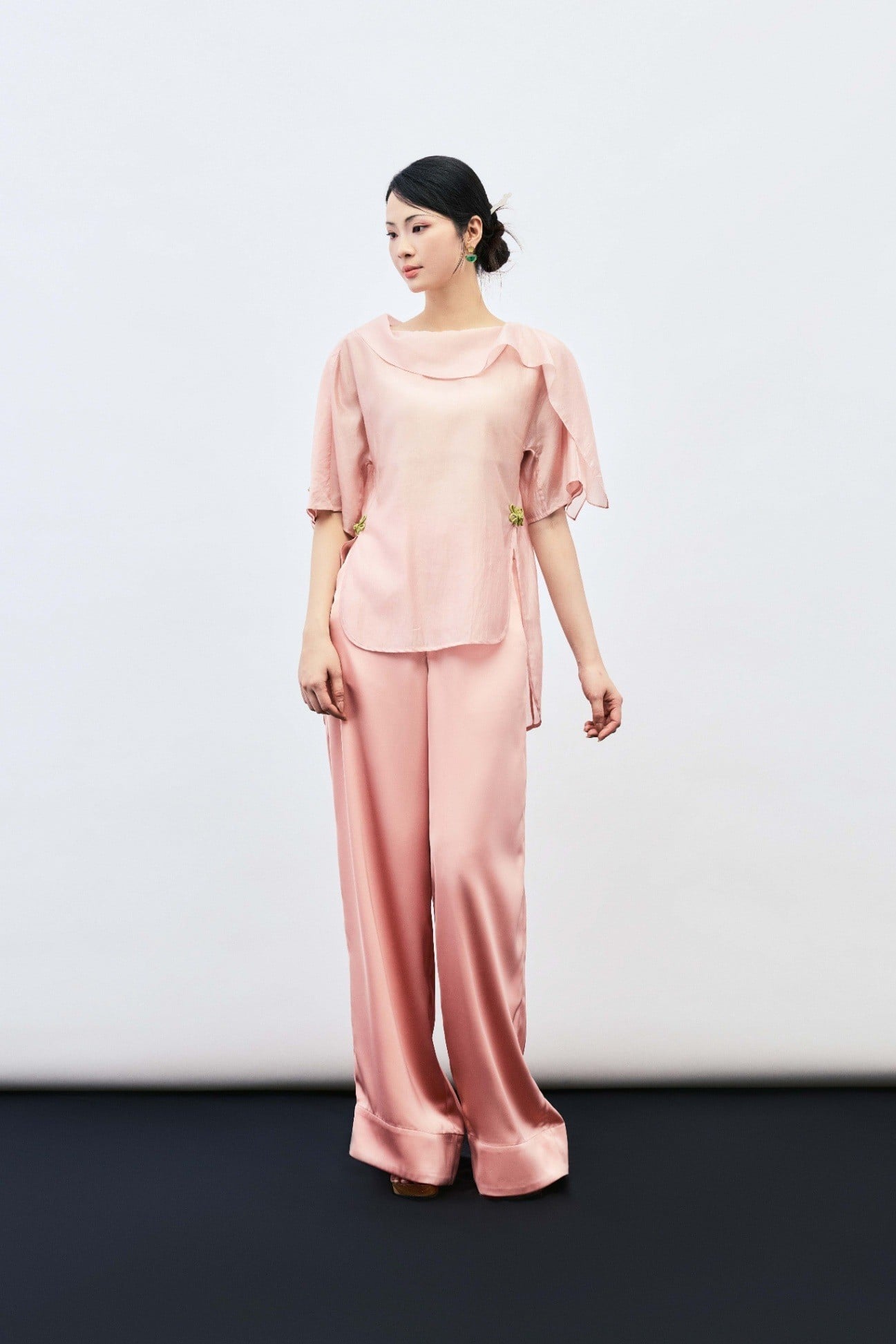 Set Đồ Lụa Màu Hồng Pastel Tay Bồng Cách Điệu