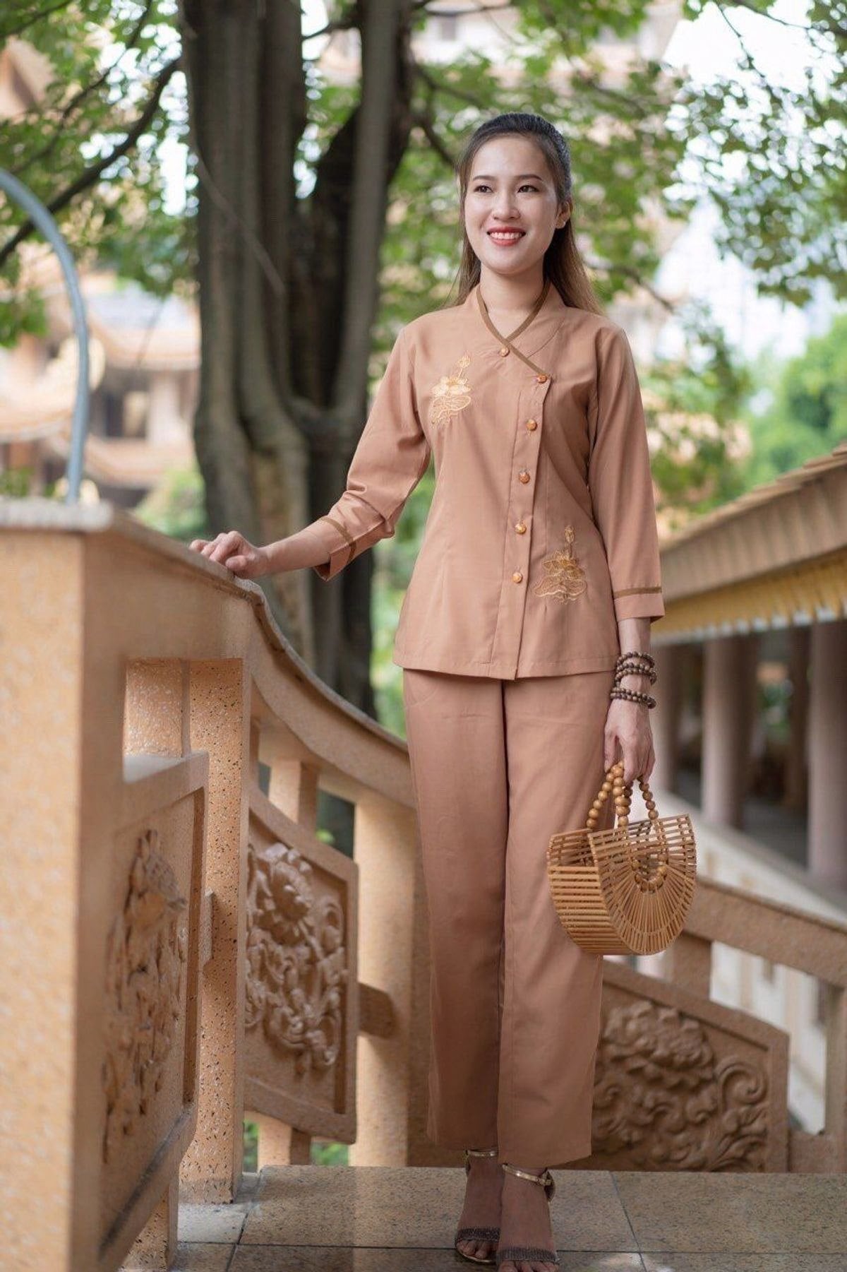 Bộ Đồ Phật Tử Cài Cúc Chéo Màu Be Thêu Họa Tiết