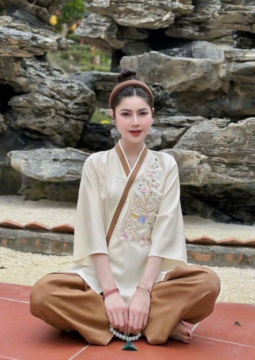 Bộ Pháp Phục Cách Tân Thêu Hoa Màu Kem Phối Nâu