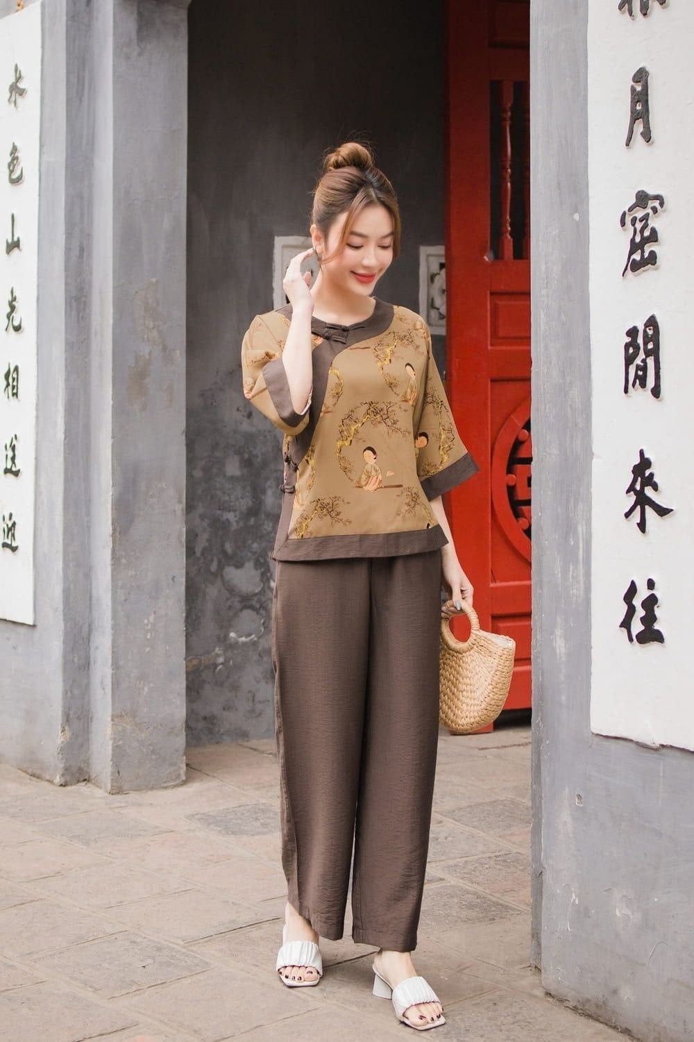 Set Pháp Phục Màu Nâu Vạt Chéo Họa Tiết Cô Gái Chất Đũi