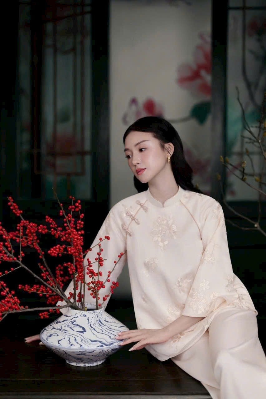 Set Lụa Gấm Màu Be Sữa Tay Loe Thêu Hoa