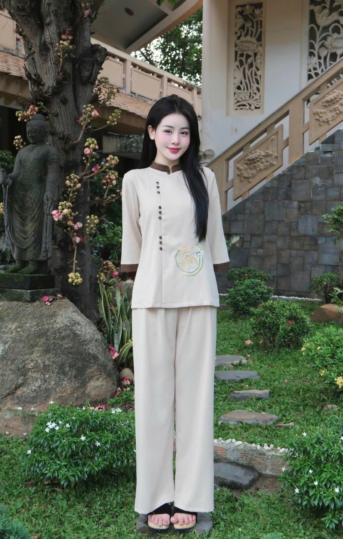 Bộ Đồ Đi Lễ Màu Be Phối Viền Nâu Cổ Tàu