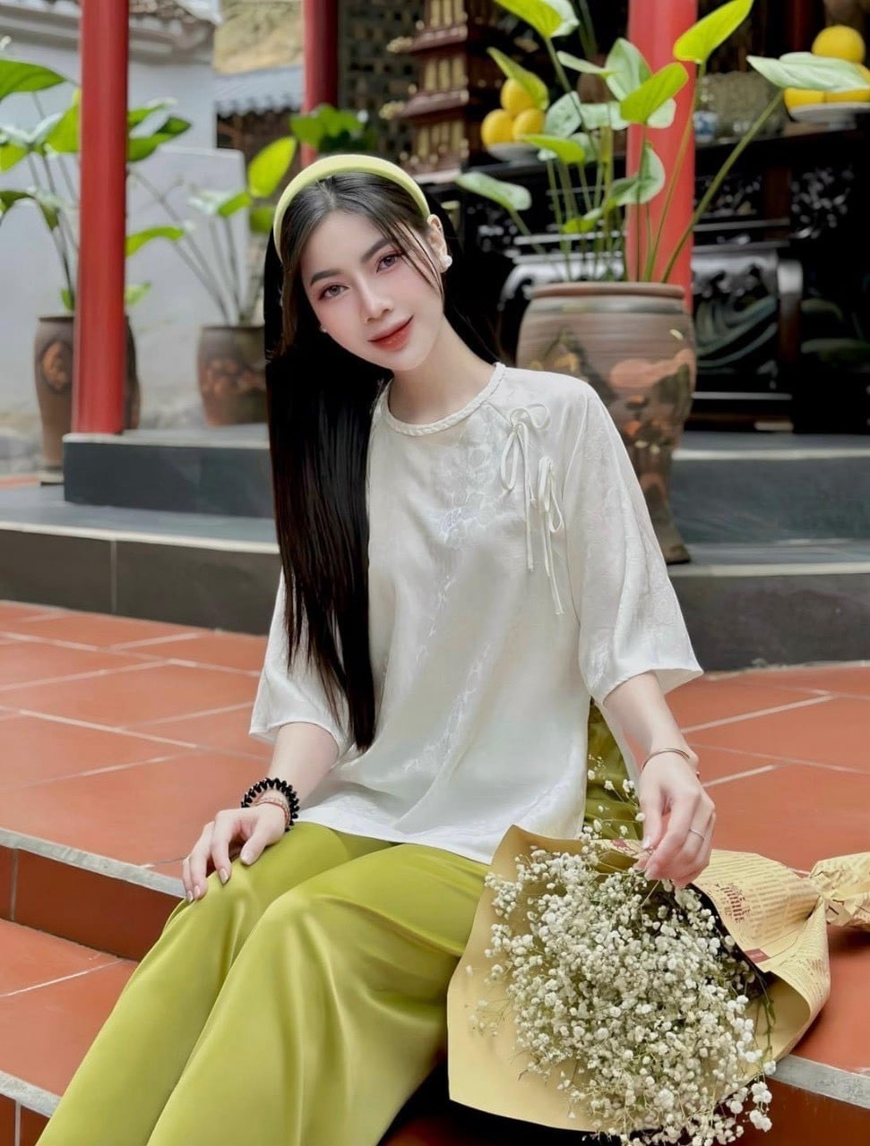 Set Lụa Trắng Thắt Nơ Cổ Phối Quần Xanh Bơ