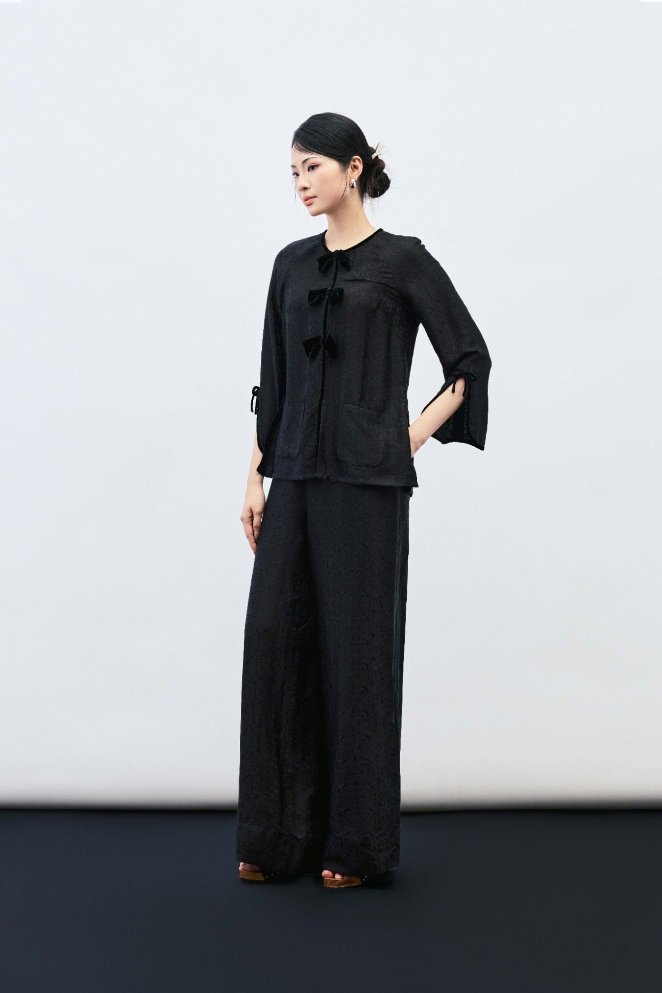 Set Pháp Phục Lụa Đen Thắt Nơ Cổ Điển