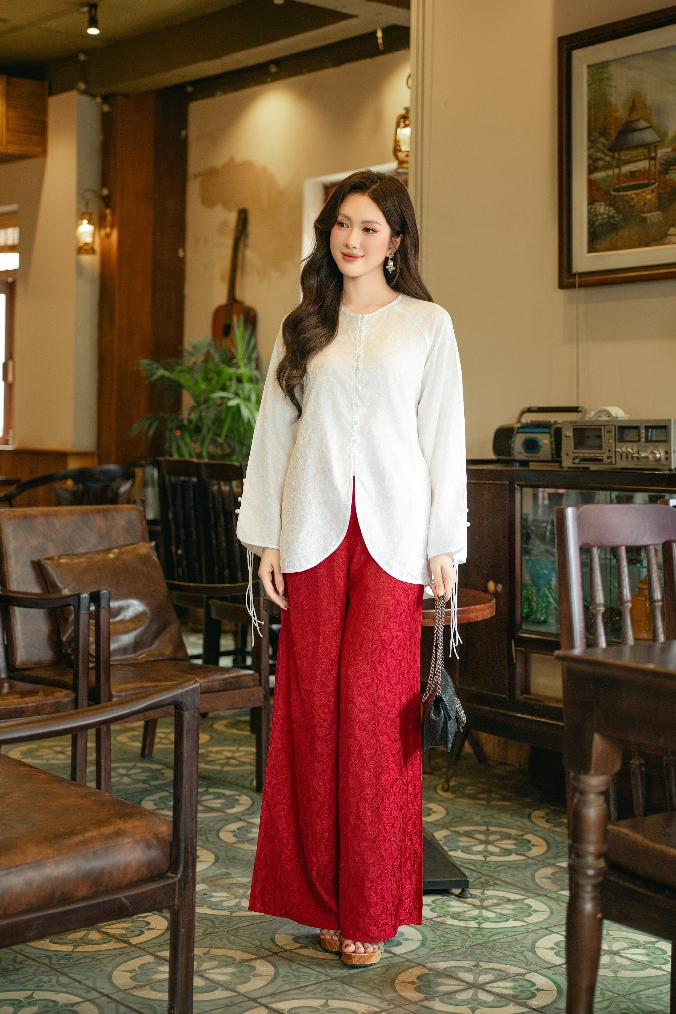 Áo Tunic Trắng Xẻ Tà Phối Quần lụa Đỏ