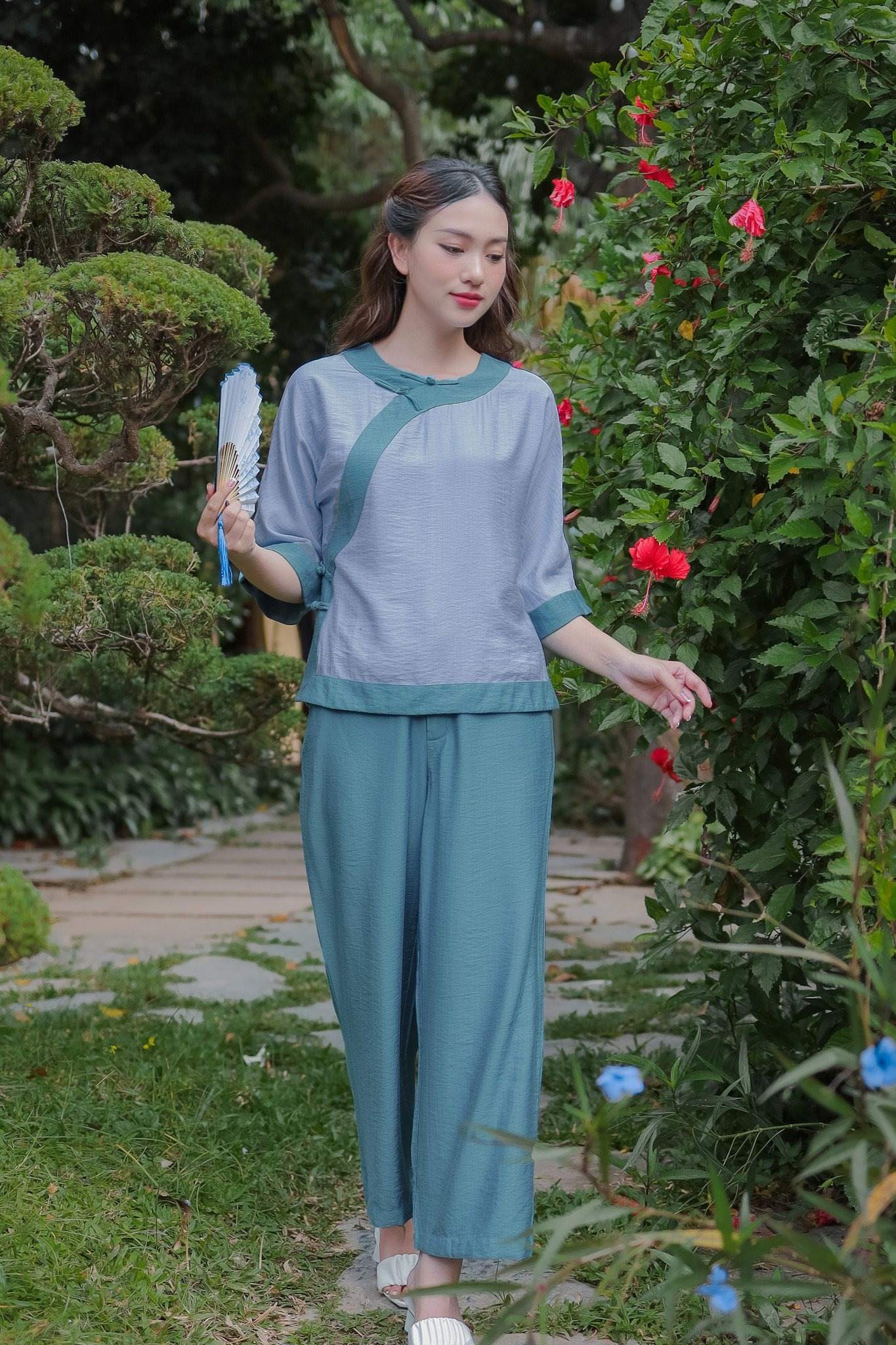 Bộ Pháp Phục Lam Màu Xanh Lam Phối Cổ Lệch Vải Xô Nhăn