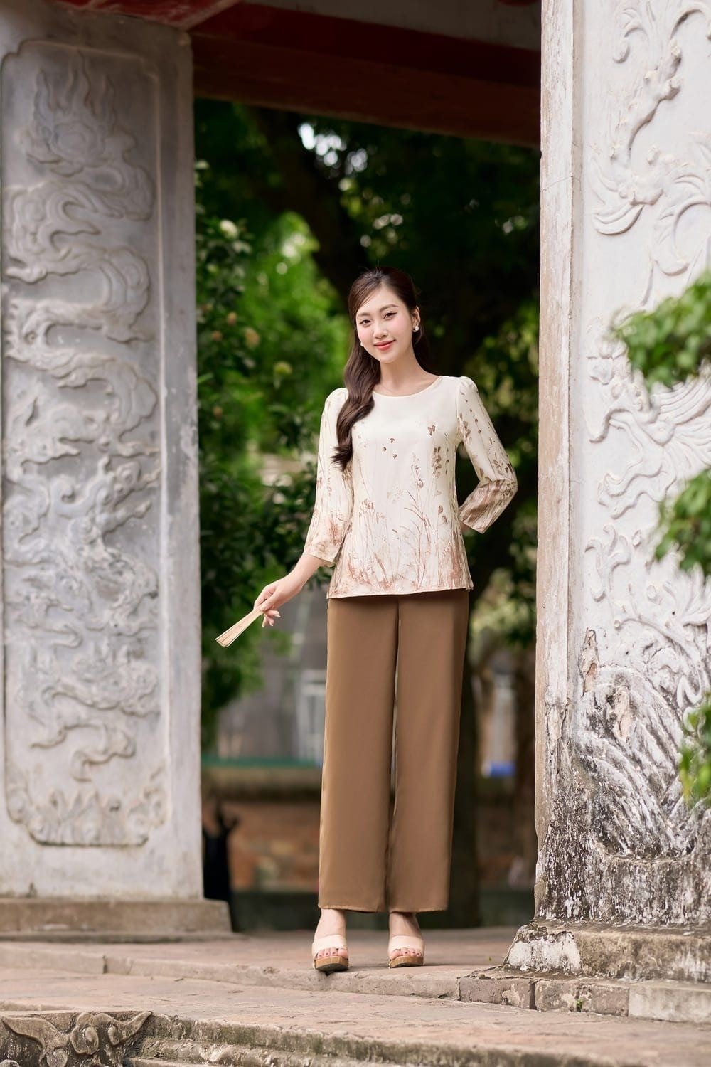 Set Đồ Đi Lễ Màu Kem Họa Tiết Trúc Phối Quần Nâu Vải Lụa Mịn