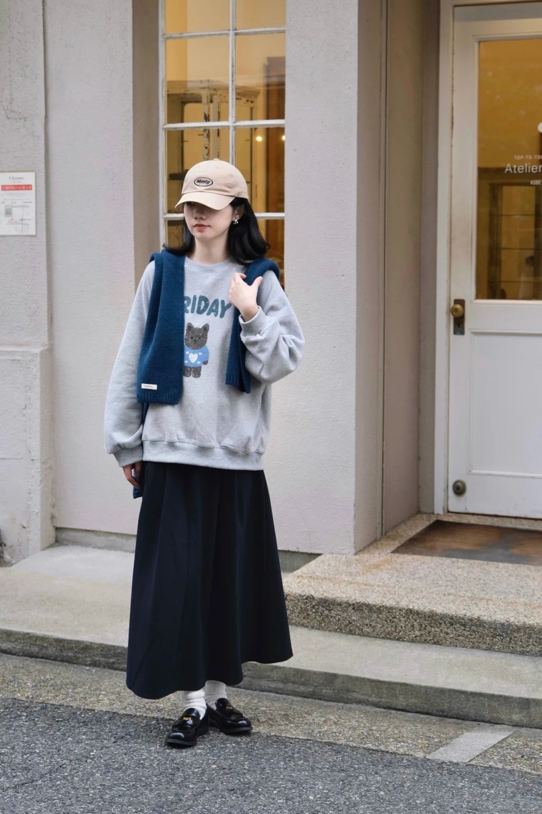 Thanh lịch với sweatshirt và chân váy dài