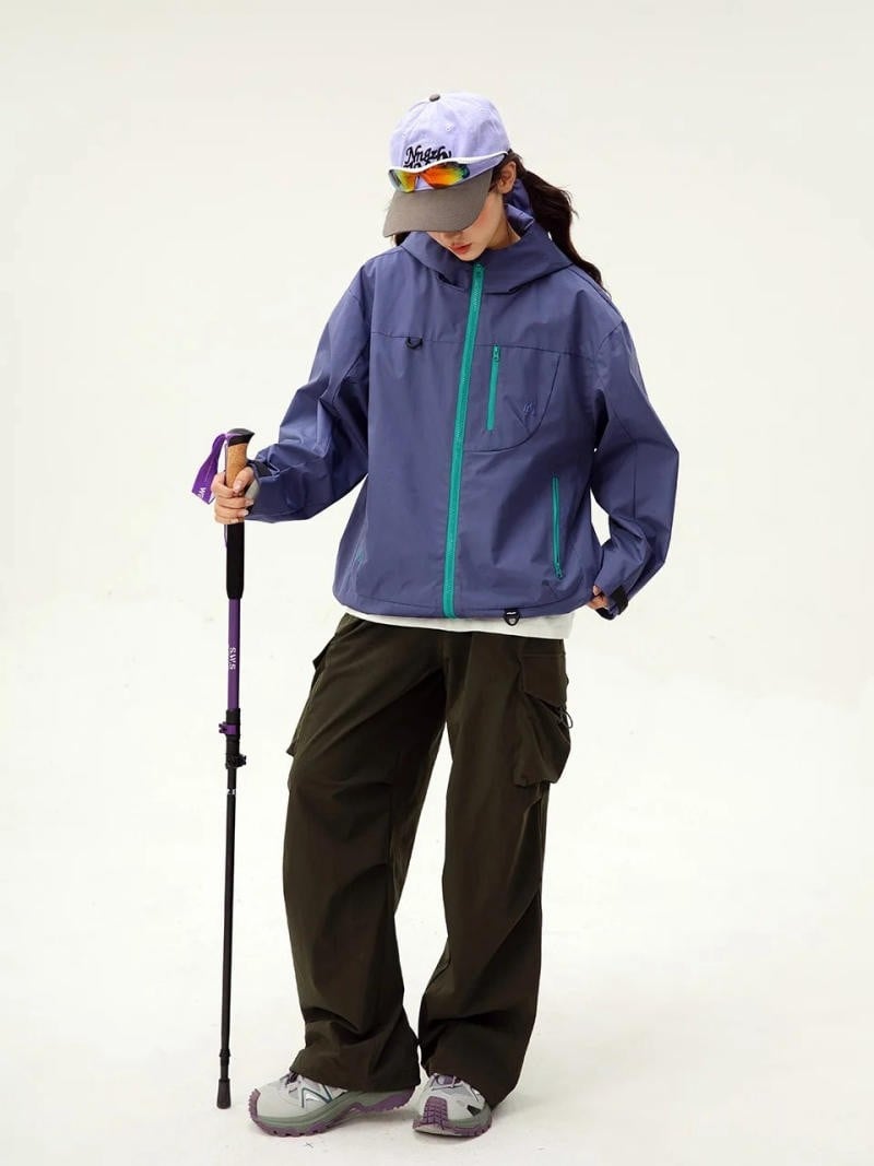 2. Áo gió thể thao màu tím than + Quần túi hộp (cargo pants) + Giày trekking