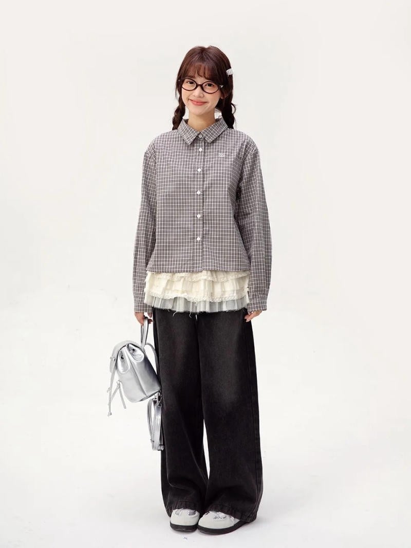 3. Áo sơ mi kẻ caro layer vạt ren + Quần jeans đen ống suông + Giày Mary Jane