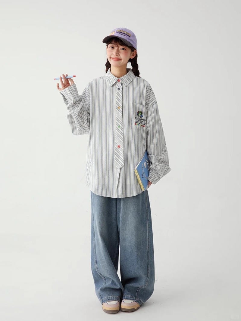 4. Áo sơ mi kẻ sọc xanh phối cà vạt + Quần jeans ống rộng + Giày sneaker màu be